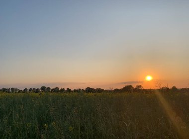Almanya 'nın güneyinde kırsal alanda renkli gün batımı. 