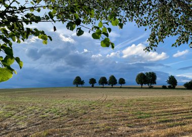 Almanya 'nın güneyindeki kırsal alan üzerinde kasvetli bir gökyüzü. Atış, fırtınanın başlamasından hemen önce yapıldı..