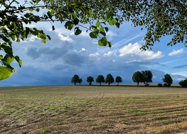 Almanya 'nın güneyindeki kırsal alan üzerinde kasvetli bir gökyüzü. Atış, fırtınanın başlamasından hemen önce yapıldı..