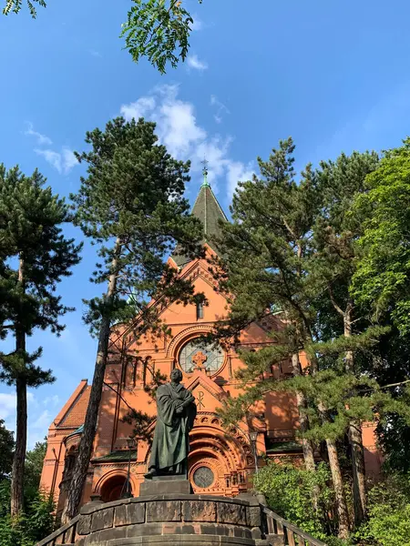 Grlitz 'deki Luther Kilisesi, kırmızı tuğlalar ve neo-Romanesk formlarla inşa edilmiş..