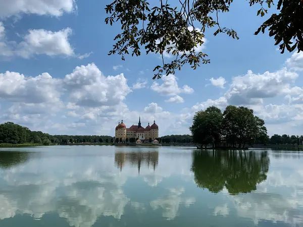 Moritzburg Kalesi gölete yansıyor. Moritzburg, Doğu Almanya 'da bulunan bir Barok av ve eğlence sarayı..
