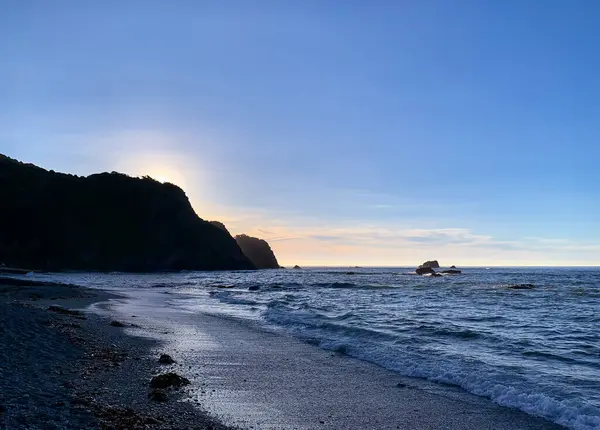 Pasifik Okyanusu alacakaranlıkta. Şili 'nin güneyindeki Estaquilla Sahili' nde çekilmiş..