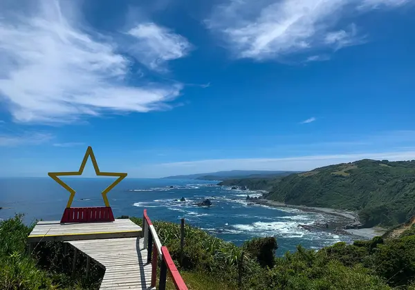 Gözetleme noktası olan engebeli Pasifik kıyıları. Şili 'nin güneyindeki Estaquilla Sahili' nde çekilmiş..