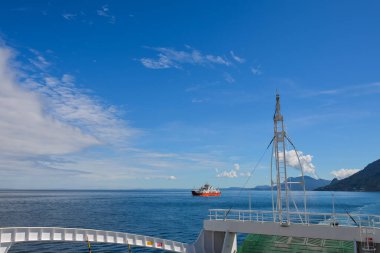 Güney Şili 'nin feribot ve kıyı şeridi ile Pasifik Okyanusu. Feribot Porto Montt 'tan Hornopiren' e gitmek için Reloncavi Fjord 'u geçiyor..