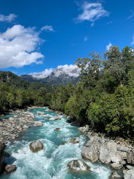 Nehir turkuaz renkli, akıntılı ve hugh kayalıklı. Rio Blanco Hornopiren, Şili Patagonya.