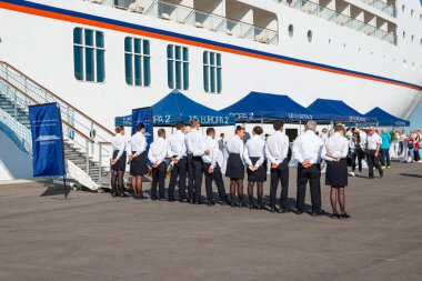 GiUDECCA, VENICE, İtalya - SEPT 2 2022: En lüks yolcu gemisi MS Europa 2, Hapag-Loyd Cruises 'un karşılama töreninde üst üste mürettebat. Giudecca, İtalya 'da Venedik.