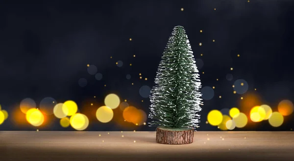 Pequeño Árbol Navidad Madera Contra Oscuras Luces Desenfocadas Fondo —  Fotos de Stock