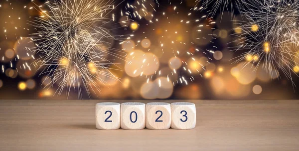 2023 Holzwürfel Mit Jahreszahl Neujahrsfeier Mit Feuerwerk Und Abstraktem Defokussiertem — Stockfoto