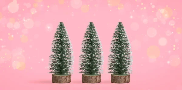 Mini Dekorative Weihnachtsbäume Vor Rosa Bokeh Hintergrund — Stockfoto