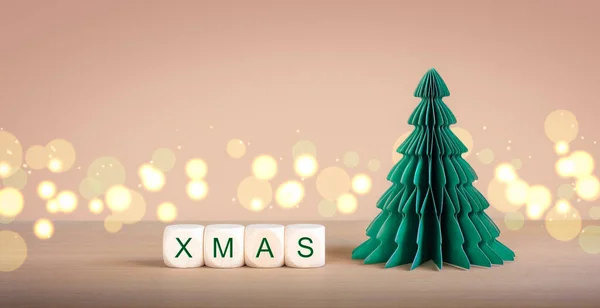 Papieren Kerstboom Xmas Houten Blokjes Tegen Beige Ondergrond Met Wazige — Stockfoto