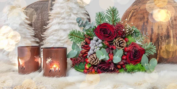 Weihnachtsstillleben Mit Strauß Kerzen Und Dekoration — Stockfoto