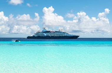 ÖZGÜRLÜK ADASI, SEYCHELLES - 30 Mart 2023: Ponant Cruises gemisinden Jacques Cartier Seyşeller 'deki Varsayım Adası' nda demirledi..