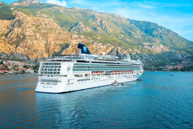 KOTOR, MONTENEGRO - 5 EYLÜL 2022: Kotor, Karadağ 'dan denize açılan Norveç Gemi Mücevheri.