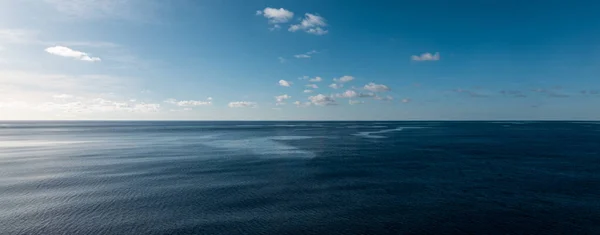 Sakin Deniz Mavi Gökyüzü Ile Panoramik Deniz Manzarası Huzurlu Deniz — Stok fotoğraf