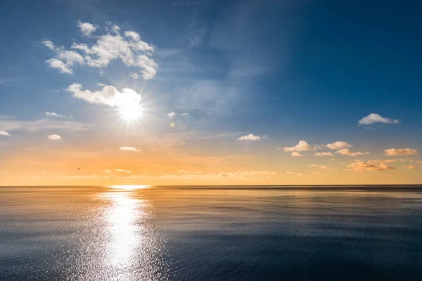 Beau Ciel Coloré Coucher Soleil Avec Reflet Soleil Dans Océan — Photo