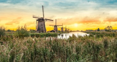 Günbatımında Hollanda 'da Kinderdijk yel değirmenleri. UNESCO Dünya Mirası Alanı.