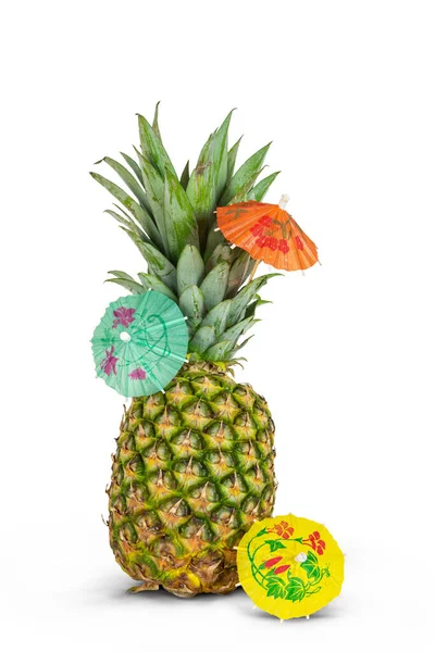 Ananas Parasolkami Koktajlowymi Białym Tle — Zdjęcie stockowe