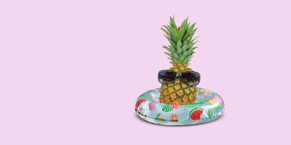 Ananas Slunečními Brýlemi Nafukovací Plavecký Kroužek Růžovém Pozadí — Stock fotografie