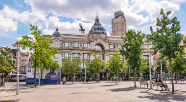 ANTWERP, BELGIUM - 10 Temmuz 2023: Hilton Antwerp Groenplaats 'taki eski kasaba.
