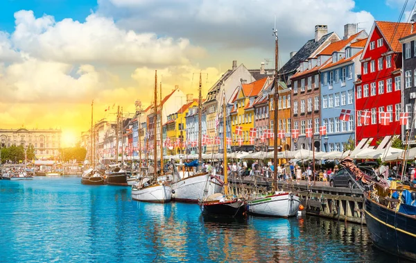 Båtar Och Färgglada Byggnader Nyhavn Köpenhamn Danmark Vid Solnedgången — Stockfoto