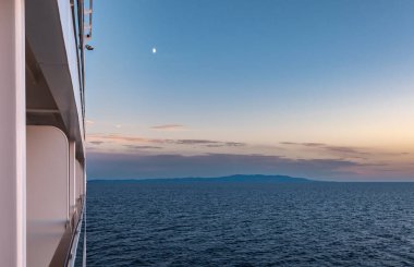 Günbatımında Akdeniz 'deki yolcu gemisinin güvertesinden görüntü.