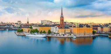 Gün batımında Gamla Stan 'in panoramik görüntüsü, Stockholm, İsveç.