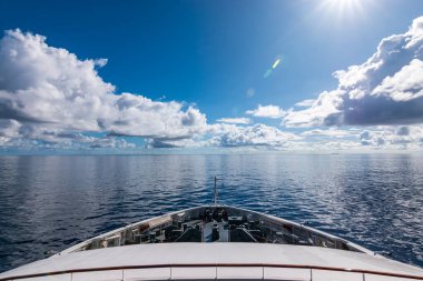  Okyanustaki keşif gemisinin pruvası.