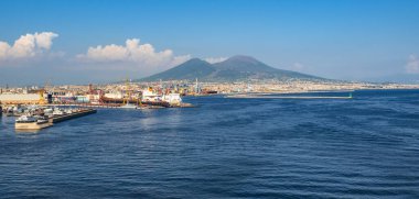  Napoli Limanı, İtalya. Panoramik görünüm.