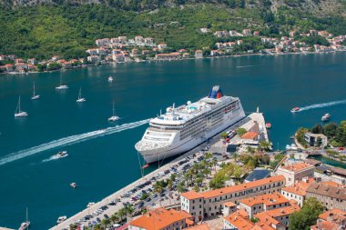 KOTOR, MONTENEGRO - 5 Eylül 2022: Seyahat gemisi Hapag Loyd MS Europa 2 Kotor Montenegro limanına yanaştı. Hava görünümü.