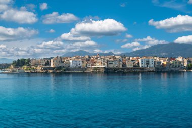Korfu siluetinin panoramik görüntüsü, Yunanistan.