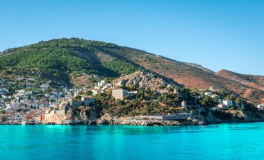 Yunanistan 'ın Hydra Adası' ndaki Hydra kasabasının panoramik manzarası.