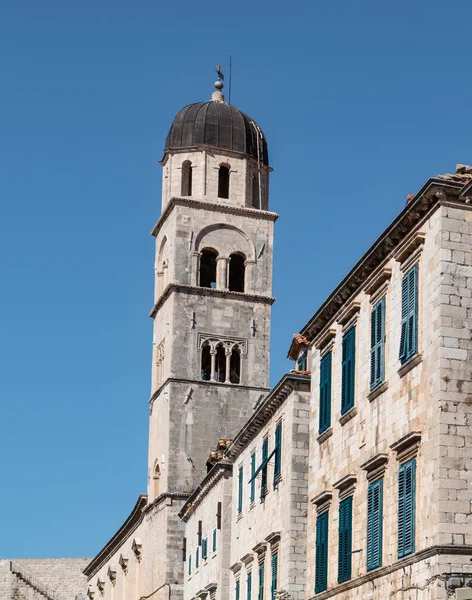 Hırvatistan 'ın Dubrovnik kentindeki kilise ve çan kulesi.