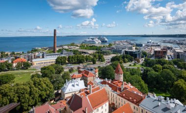 Tallinn, Estonya - 24 Temmuz 2023: Tallinn limanında eski kasaba yakınlarında seyir gemileri.