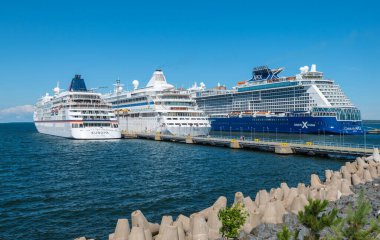 Tallinn, Estonya - 24 Temmuz 2023: Tallinn limanında yolcu gemileri. Hapag-Lloyd Europa, Aida Cruises Avitak ve Ünlülerin Seyahat Alanı.