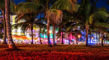 Gece Ocean Drive, Güney Sahili, Miami Florida.