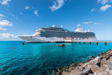 Roseau, Dominica - 24 Kasım 2023: Roseau, Dominica 'daki güzel yolcu gemisi Oceania Cruises Vista' nın yan görüntüsü.