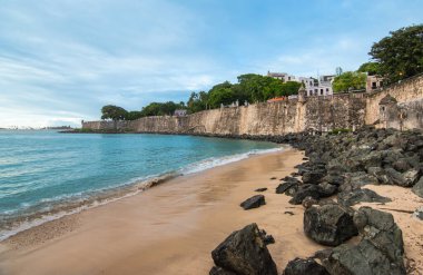 Sahil şeridi boyunca tarihi bir duvar ve Eski San Juan, Porto Riko 'da küçük bir plaj..