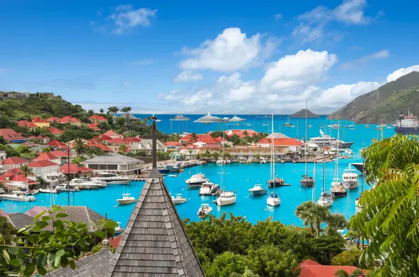 Gustavia, Saint Barthelemy Limanı ve ufuk çizgisi. Kilise çatısı ön tarafta..