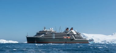 Cierva Koyu, Antarktika - 11 Ocak 2024: Antarktika 'da seyahat gemisi Seabourn Pursuit.