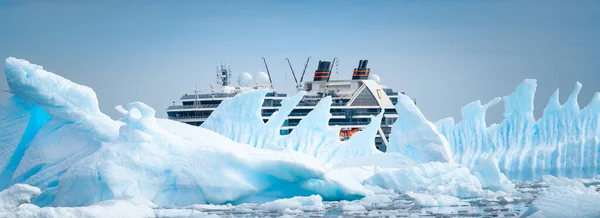 Νησιά Ψαριού Ανταρκτική Ιανουαρίου 2024 Κρουαζιερόπλοιο Seabourn Pursuit Κρυμμένο Πίσω — Φωτογραφία Αρχείου