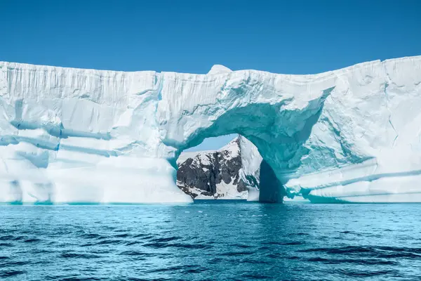 Schöner Bogenförmiger Eisberg Der Antarktis — Stockfoto