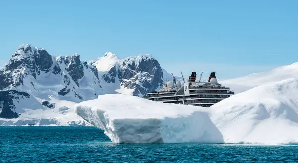 Bahía Hanusse Antártida Enero 2024 Crucero Seabourn Pursuit Detrás Iceberg — Foto de Stock