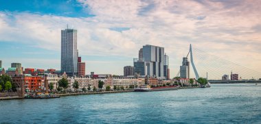 Hollanda 'nın Rotterdam limanında şehir silüeti.