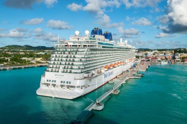 St John 's, Antigua - 28 Kasım 2023: PO Cruises gemisi Britanya, Antigua, St Johns limanına yanaştı.