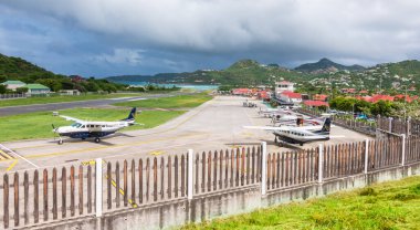 Saint Jean, Saint Barthelemy - 23 Kasım 2023: Gustaf III Havalimanı, St Jean havaalanında küçük uçaklar.