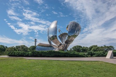 Buenos Aires, Arjantin - 6 Ocak 2024: Buenos Aires şehir merkezinde Floralis Generica heykeli, Arjantin.