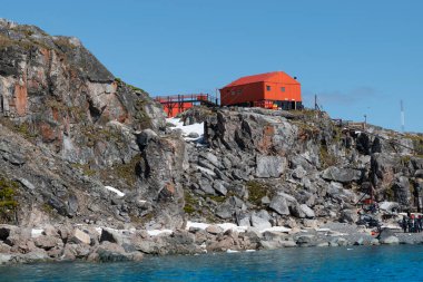 Cierva Körfezi araştırma üssü kayalıklarda, Antarktika.