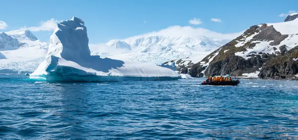 Avontuur Cierva Cove Ijsberg Antarctische Oceaan Rechtenvrije Stockfoto's