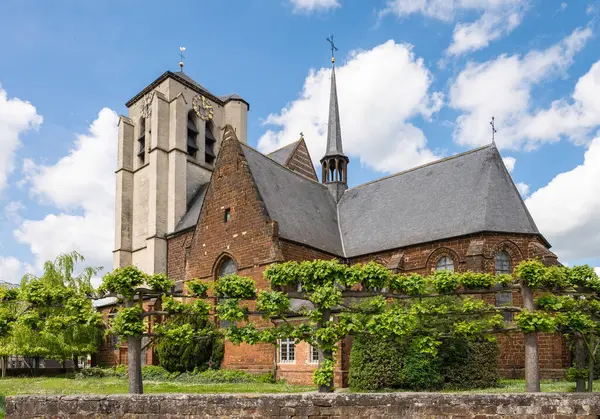 Gotische Sankt Martin Kirche Umgeben Von Spalieren Wezemaal Rotselaar Belgien lizenzfreie Stockfotos