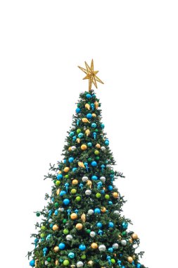 Beyaz arka planda mavi, yeşil, gümüş ve altın mücevherlerle süslenmiş Noel ağacı..
